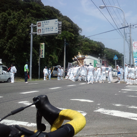 安房の神輿はすごい勢いで揺するスタイル